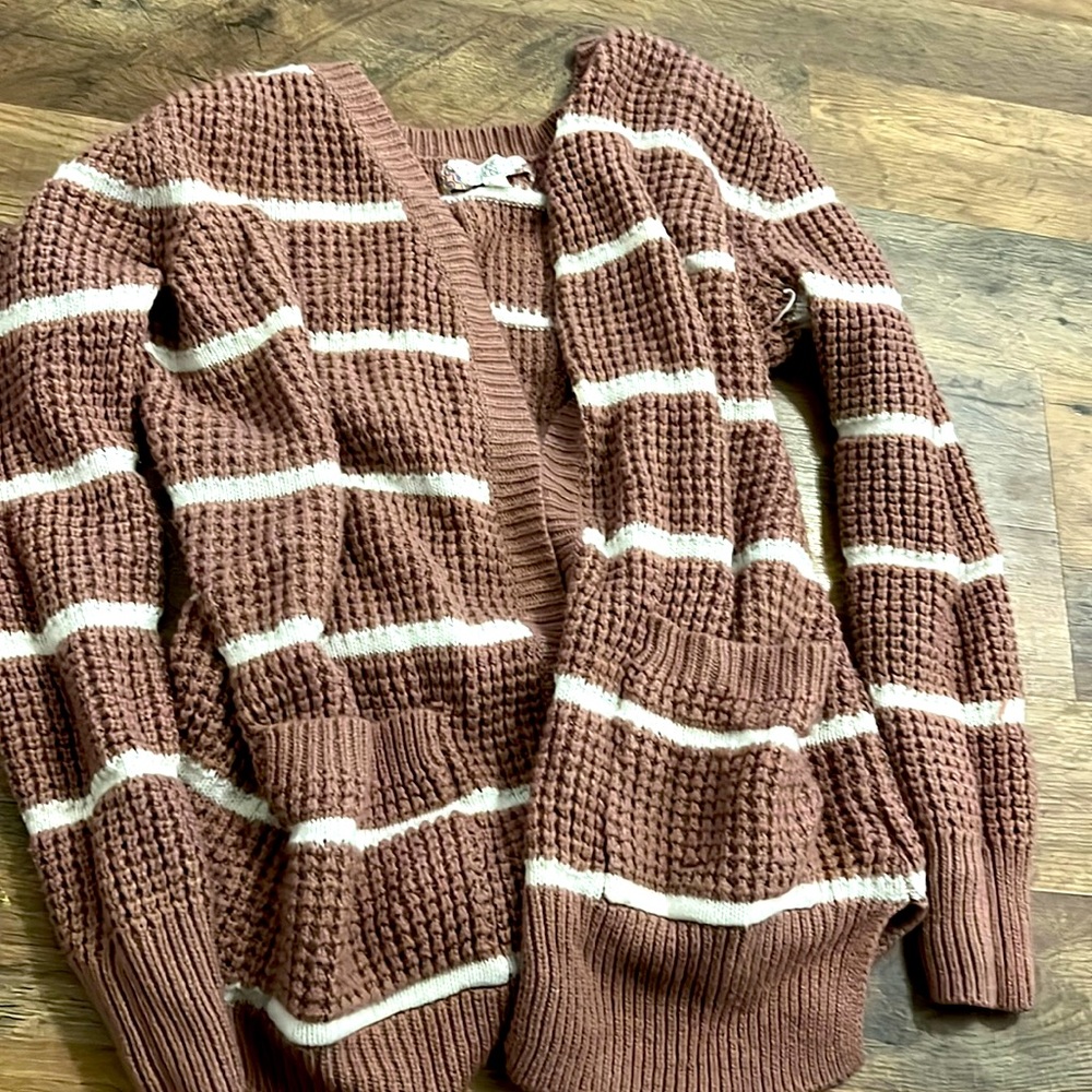 Cardigan with pockets.